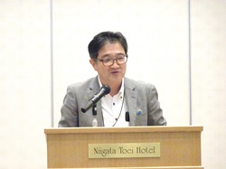 講演を行う齊官地方参事官