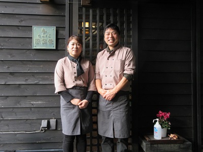 カフェの入口前で