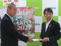 漆間地方参事官(左)、延野代表理事会長(右)