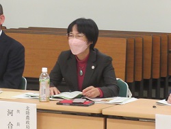 意見交換をする河合局次長