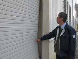 シャッターのズレを確認する漆間地方参事官