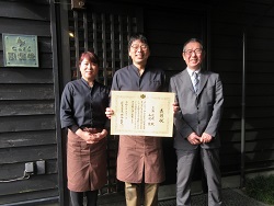 (左から)上野和枝さん、達也さん、漆間地方参事官