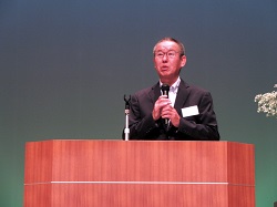 祝辞を述べる漆間地方参事官