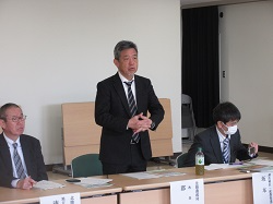 挨拶をする郡局次長