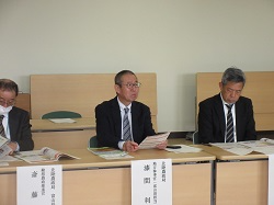 意見交換をする漆間地方参事官