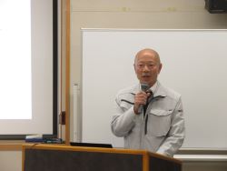 講義を行う本臼企画官