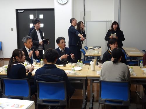 試食、意見交換の様子