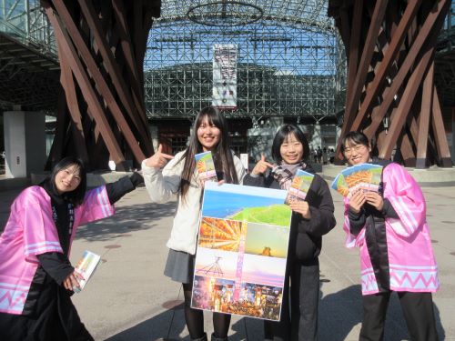 「来て、能登。味わって、能登。」のリーフレットを持つ様子