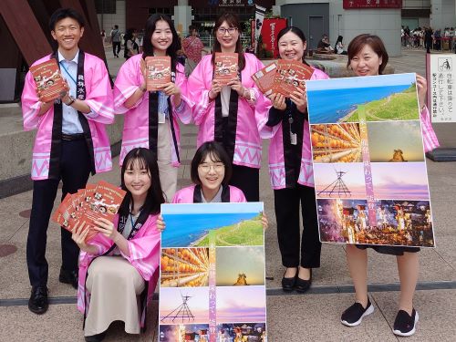 リーフレットを手に集合写真