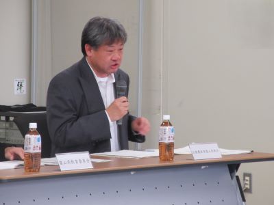 説明を行う岡本地方参事官