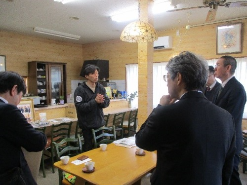 フォーレスト八尾会城越施設長(左から2人目)との意見交換の様子