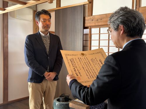 農泊施設にて授与の様子(写真左:(株)HOME HOME NIIGATA 井比代表)