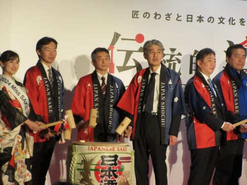 鏡開きを行う遠藤局長(写真中央)