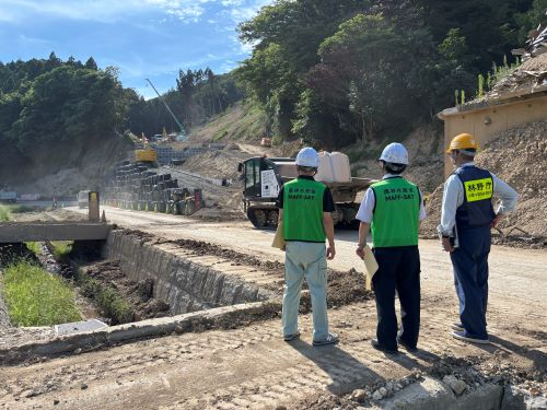 植野局長が林野庁担当官と復旧工法について意見交換をする様子