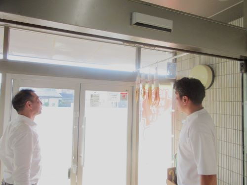 植野局長が農産物加工品の説明を受ける様子