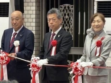 テープカットをする郡局次長