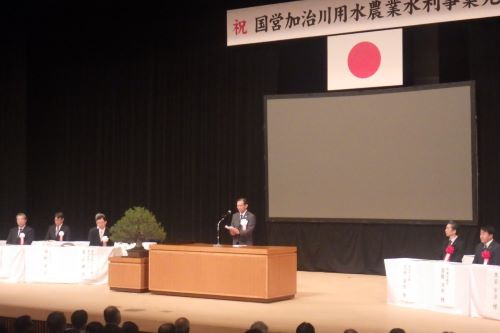 祝辞を述べる植野局長