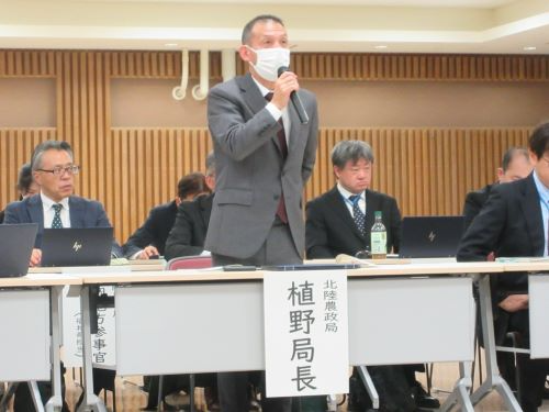 植野局長が開会挨拶をする様子