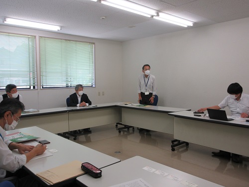 意見交換に臨む森下消費・安全部長、受川消費生活課長
