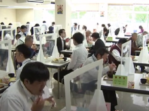 賑わう食堂の様子