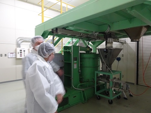 製粉機械を視察する様子