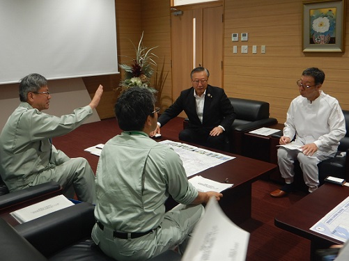 岩塚製菓（株）槇会長（中央）との意見交換