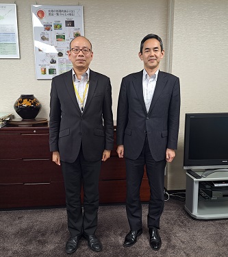 ベンジャミン・ヤウ日本首席代表と川合局長（写真右）