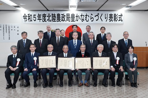 受賞団体と農政局幹部職員との集合写真