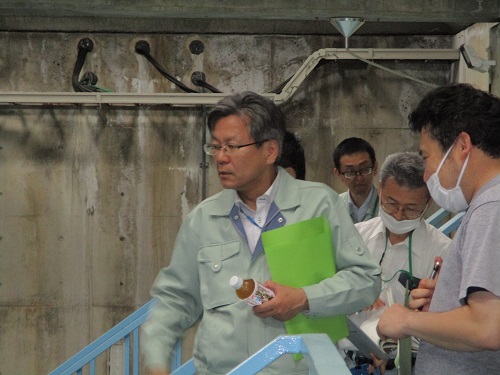 排水機場内で施設状況確認(氷見市土地改良区)