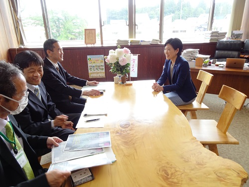 津南町長との意見交換(右が桑原町長)