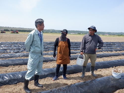 笠間農園の代表から農福連携の説明を受ける内畠局次長