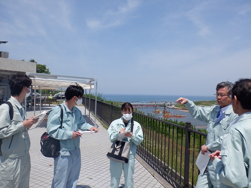 河北潟放水路防潮水門の施工状況について説明を受ける様子