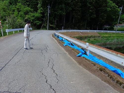 ため池堤頂部のクラック（珠洲市）