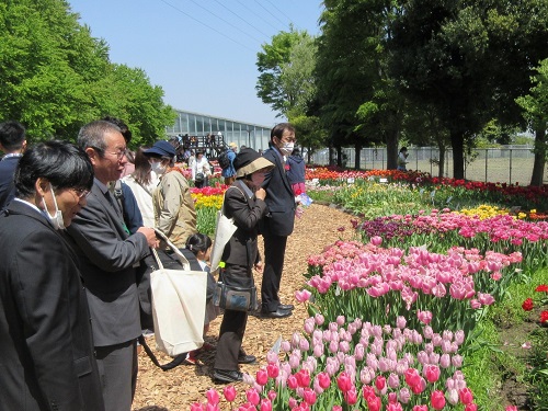 河合局次長(右から2人目)、漆間地方参事官(右から3人目)
