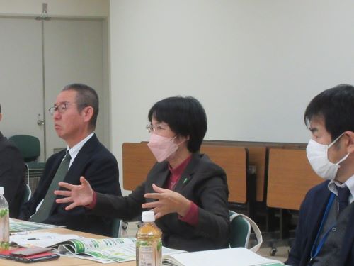 意見交換をする河合局次長(写真中央)