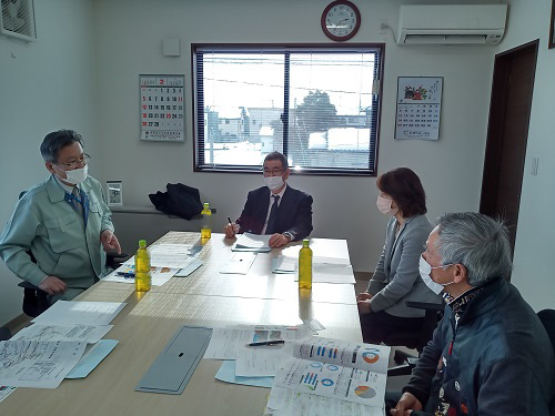 聖籠土地改良区で意見交換を行う内畠局次長（左側）