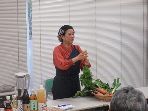 講演・実演を行う広野氏