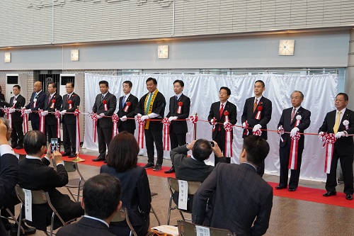 開会式でテープカットをする川合局長(右から3人目)
