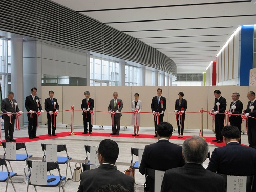 開会式でテープカットをする本田局次長(左から4人目)