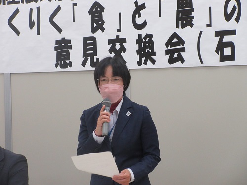 あいさつを行う河合局次長