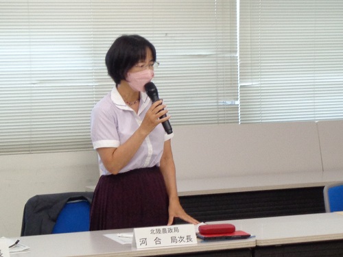 開会挨拶をする河合局次長