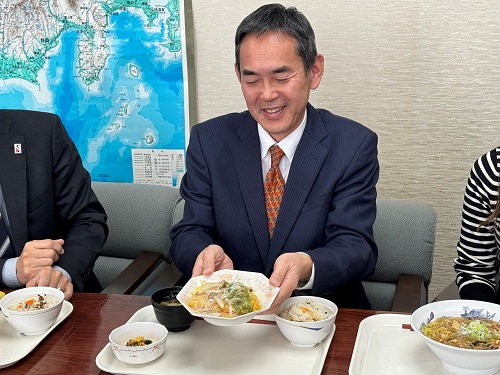 白身魚のカニ風味あんかけを手にする川合局長
