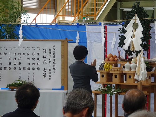 玉串奉奠を行う河合局次長