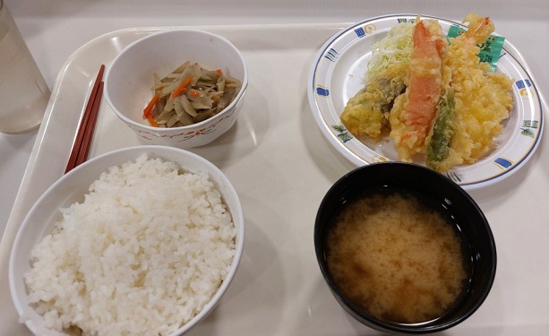 カニカマを使用した天ぷら盛り合わせ定食
