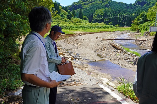 白岩川周辺(立山町六郎谷地区）のほ場を確認する内畠局次長（左側）