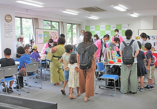 多数の来場者でにぎわう会場