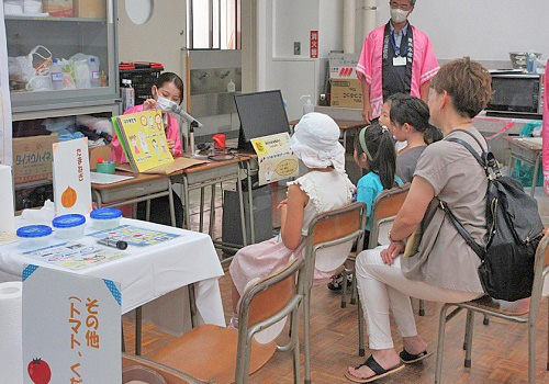 紙芝居「なんでやさいを食べるの?」の上演