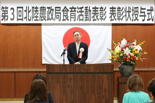 式辞を述べる川合局長