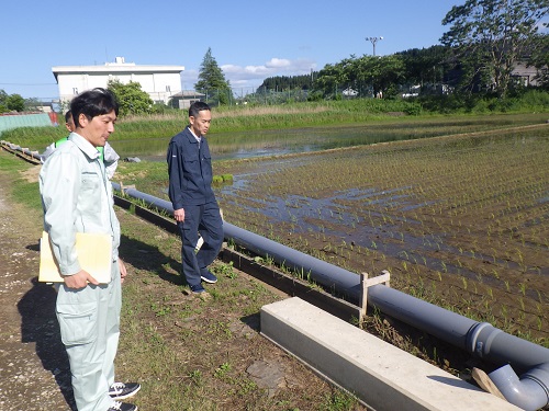 被災した用水路の仮配管の状況(氷見市 泉地区)