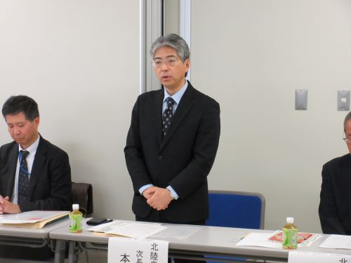 閉会あいさつを行う本田局次長(中央)